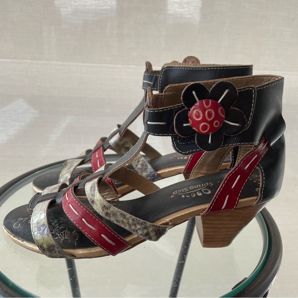 Spring Step sandals with fun floral detailing on the velcro closure.  Size 38